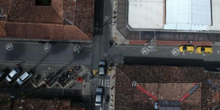 Inició instalación de cuatro nuevos semáforos en La Ceja.