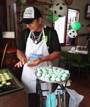 Elkin Villada: El panadero que vende buñuelos en bicicleta