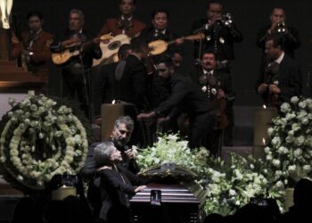 Cientos de admiradores despidieron al Ídolo de la Ranchera