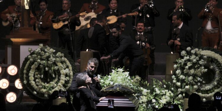 Cientos de admiradores despidieron al Ídolo de la Ranchera