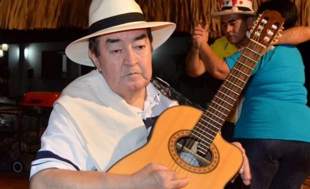 Joaquín Bedoya aprendió a tocar guitarra a escondidas de su hermano