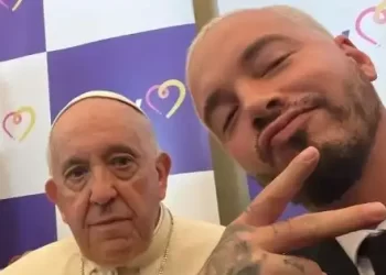 Divertido encuentro entre el papa y un reconocido artista colombiano