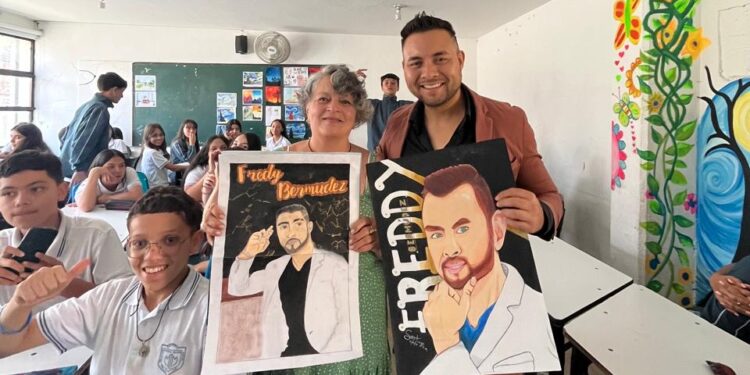 Freddy Bermúdez cantante de La Ceja organiza concurso de pintura para que los estudiantes de diferentes colegios lo retraten.
